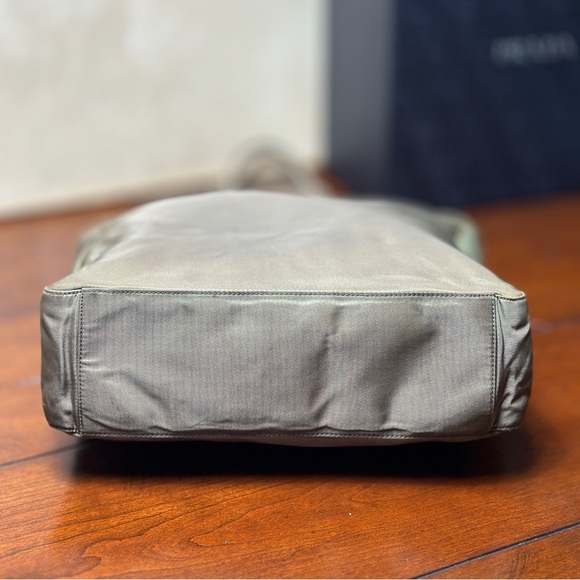 AUTHENTIC PRADA GREEN NYLON GEOMETRIC HANDBAG. - Picture 5 of 16